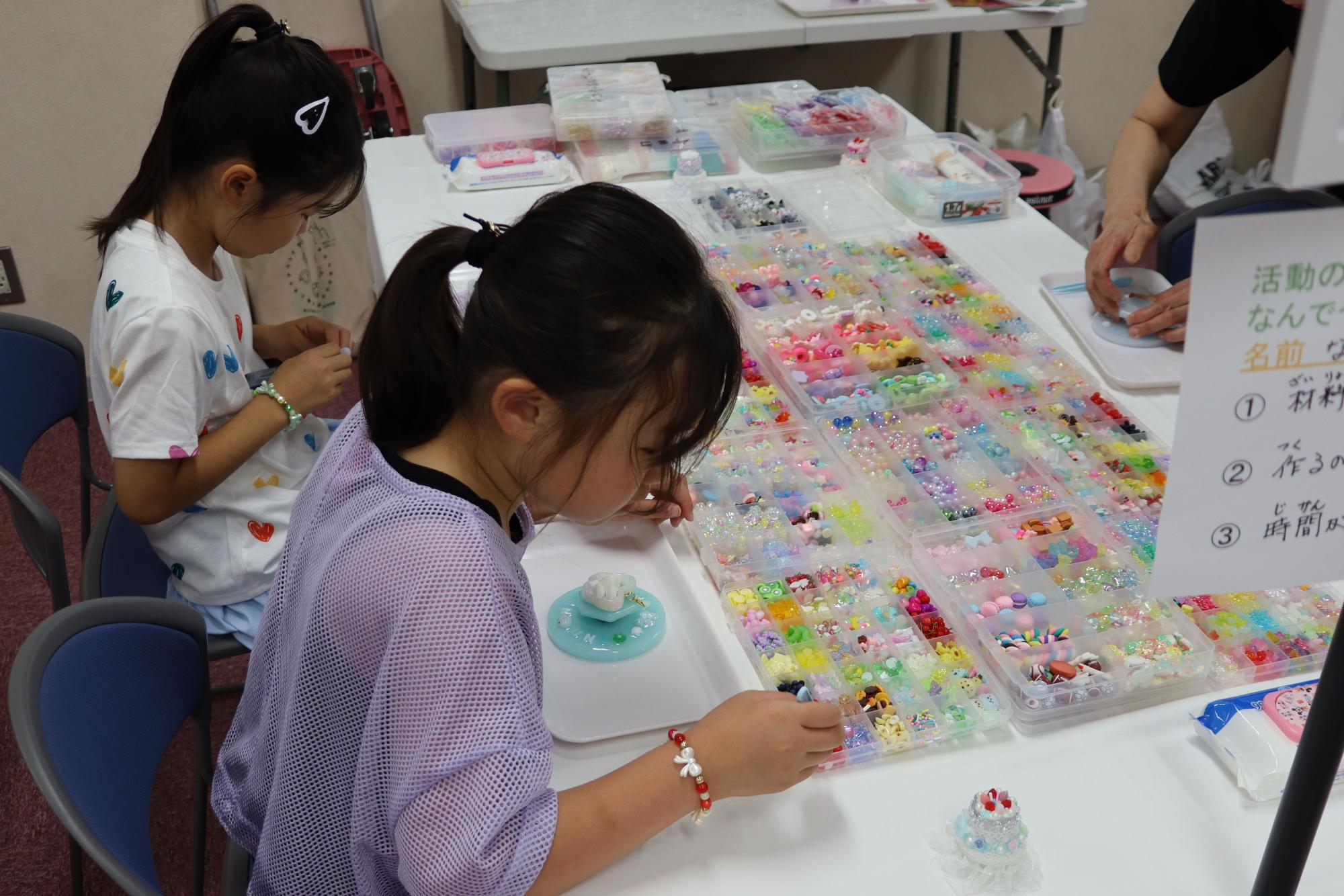ワークショップでビーズなどの素材を選んで作品を作っている様子