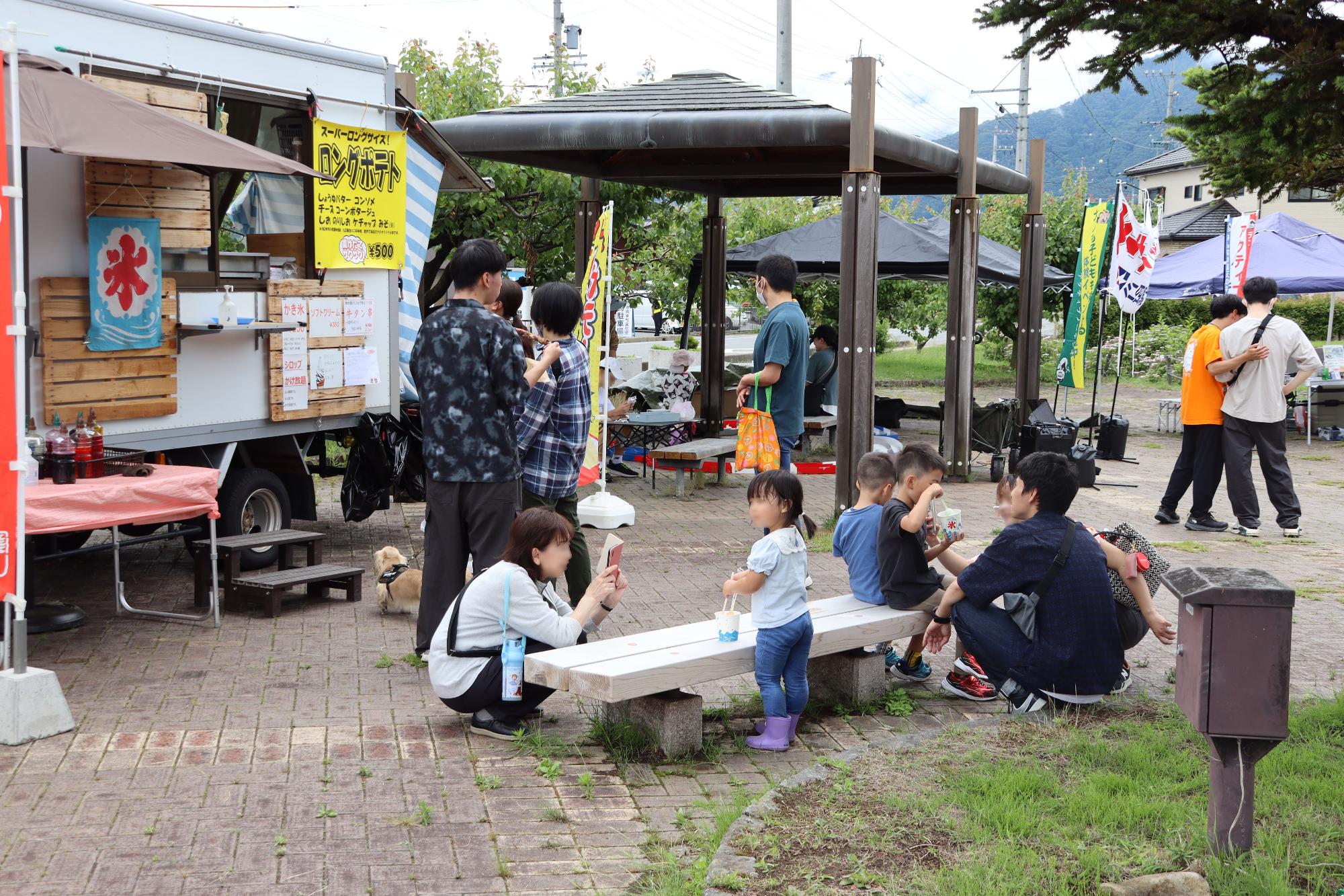 キッチンカー販売のようす