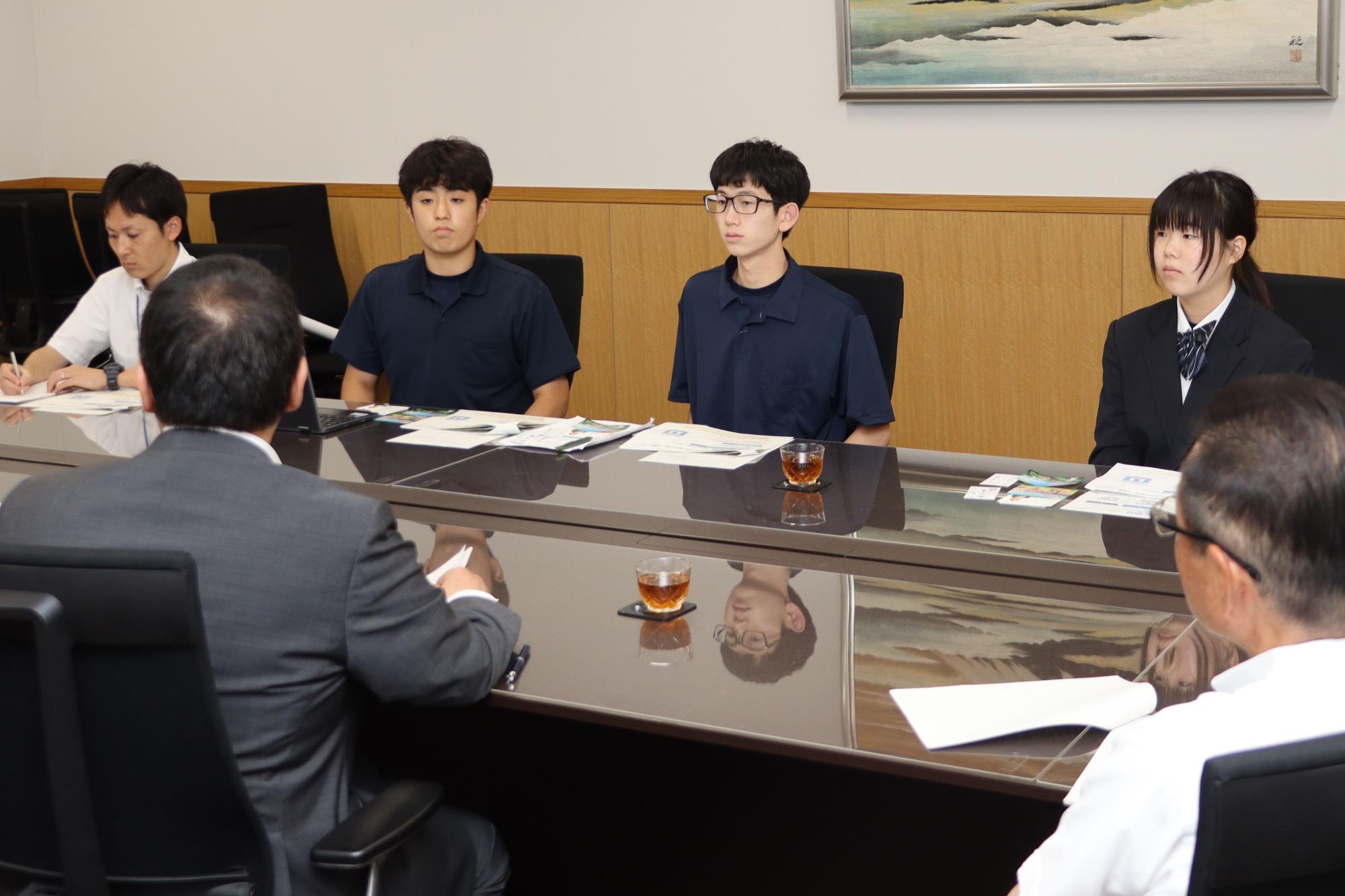 市長と教育長に提案をする3名の生徒