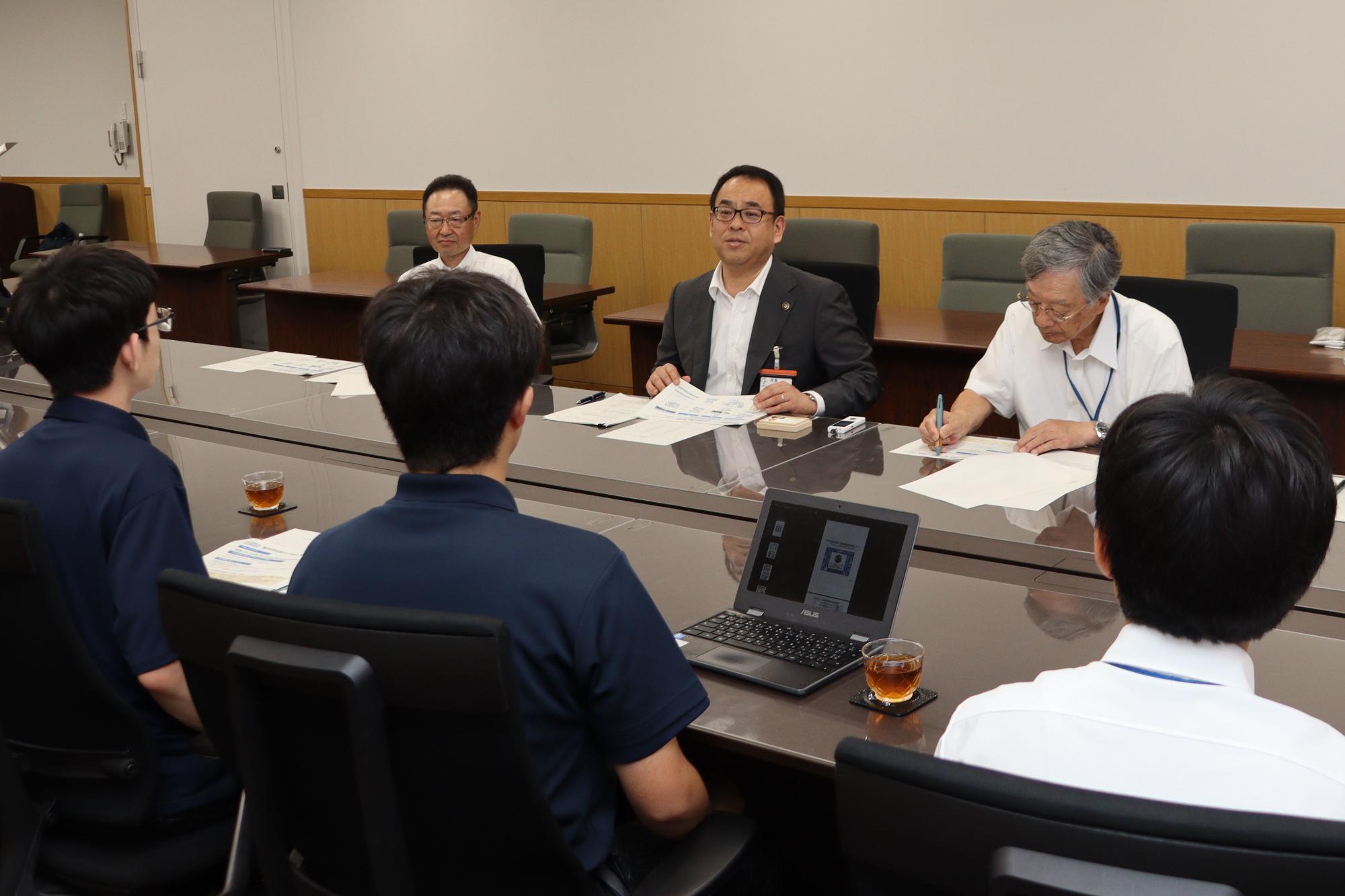 生徒に話しかける小川市長
