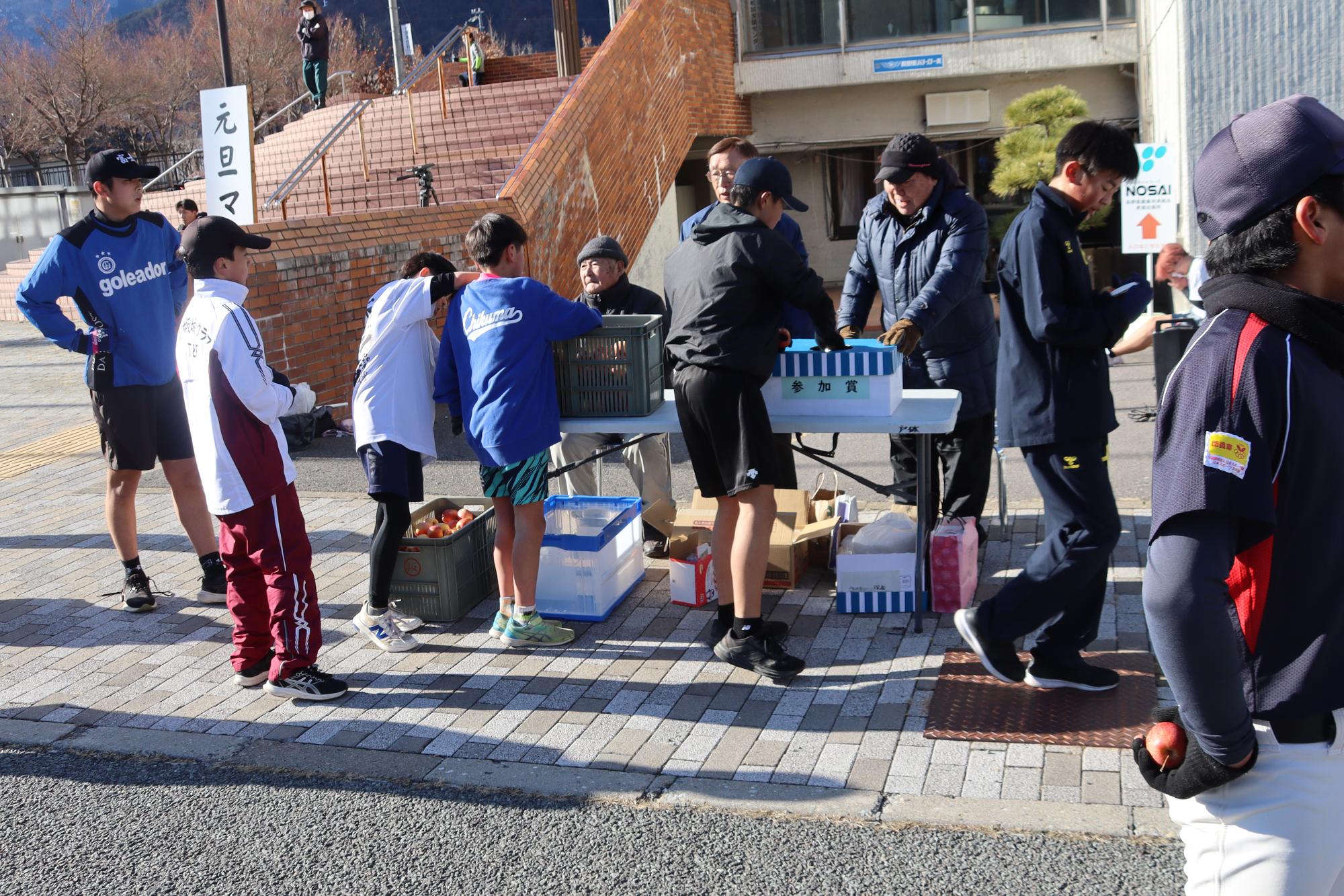 りんご配布と抽選会