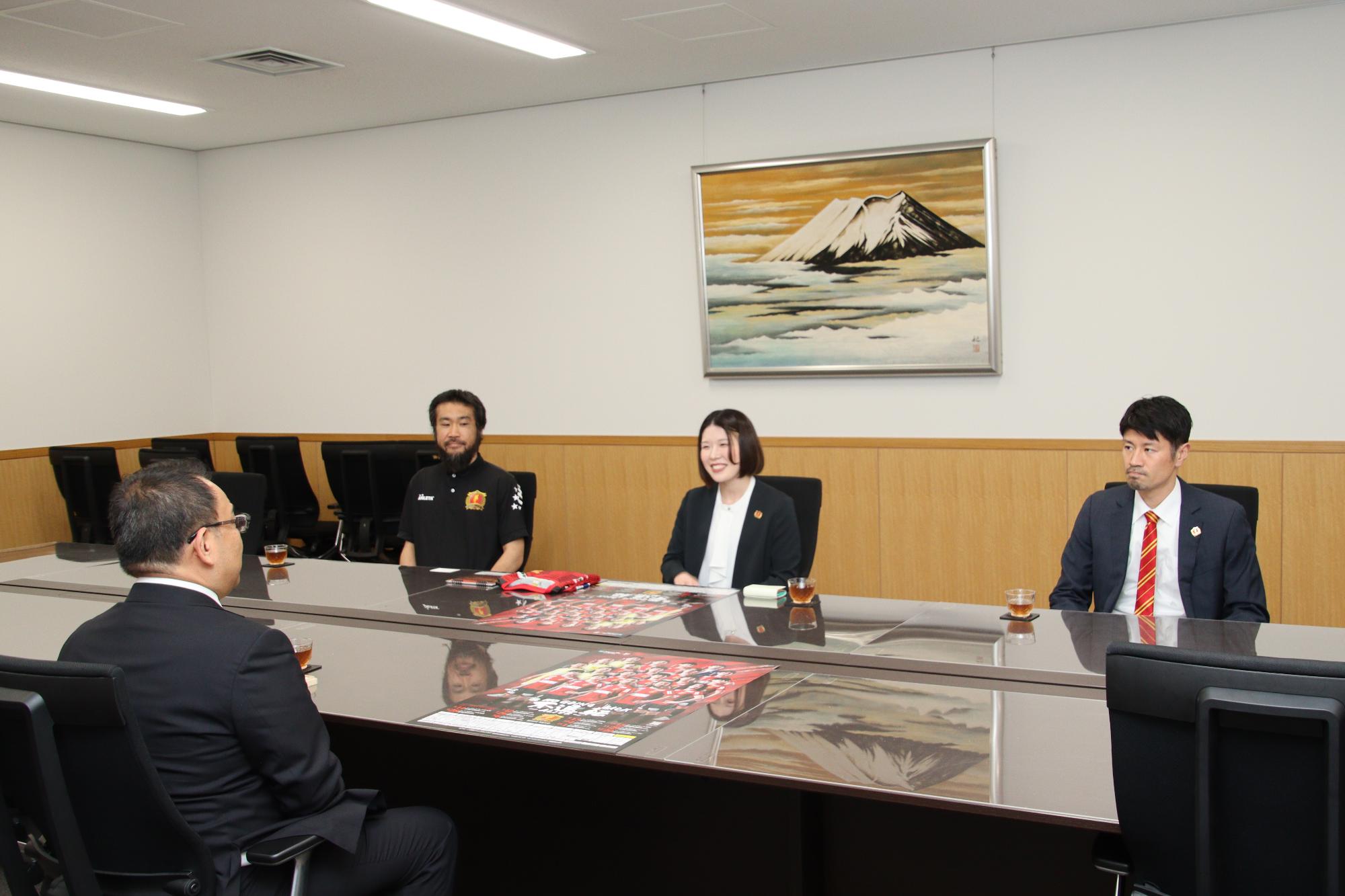 市長へ報告する様子