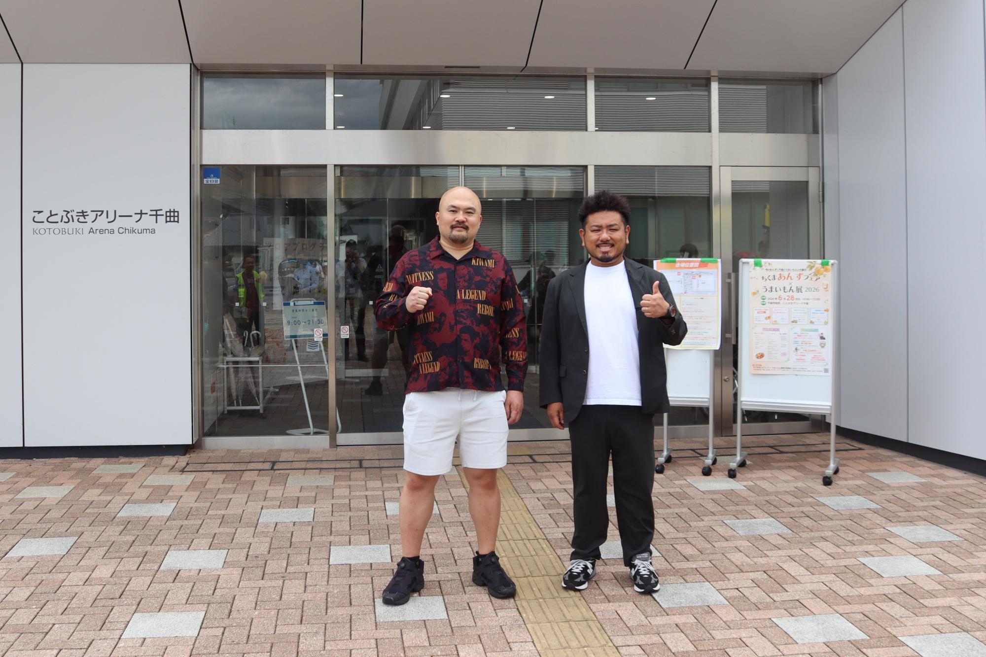 アリーナ前での鬼越トマホーク記念写真