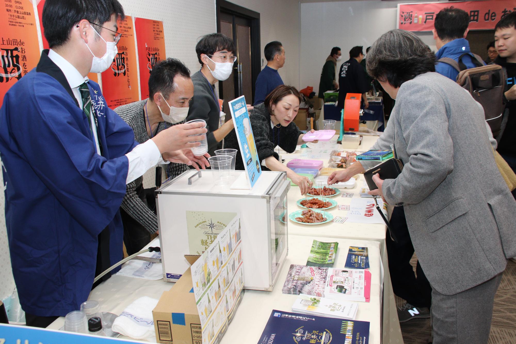 戸倉上山田温泉deお酒を楽しむ日でブースで試食を楽しむ人の様子