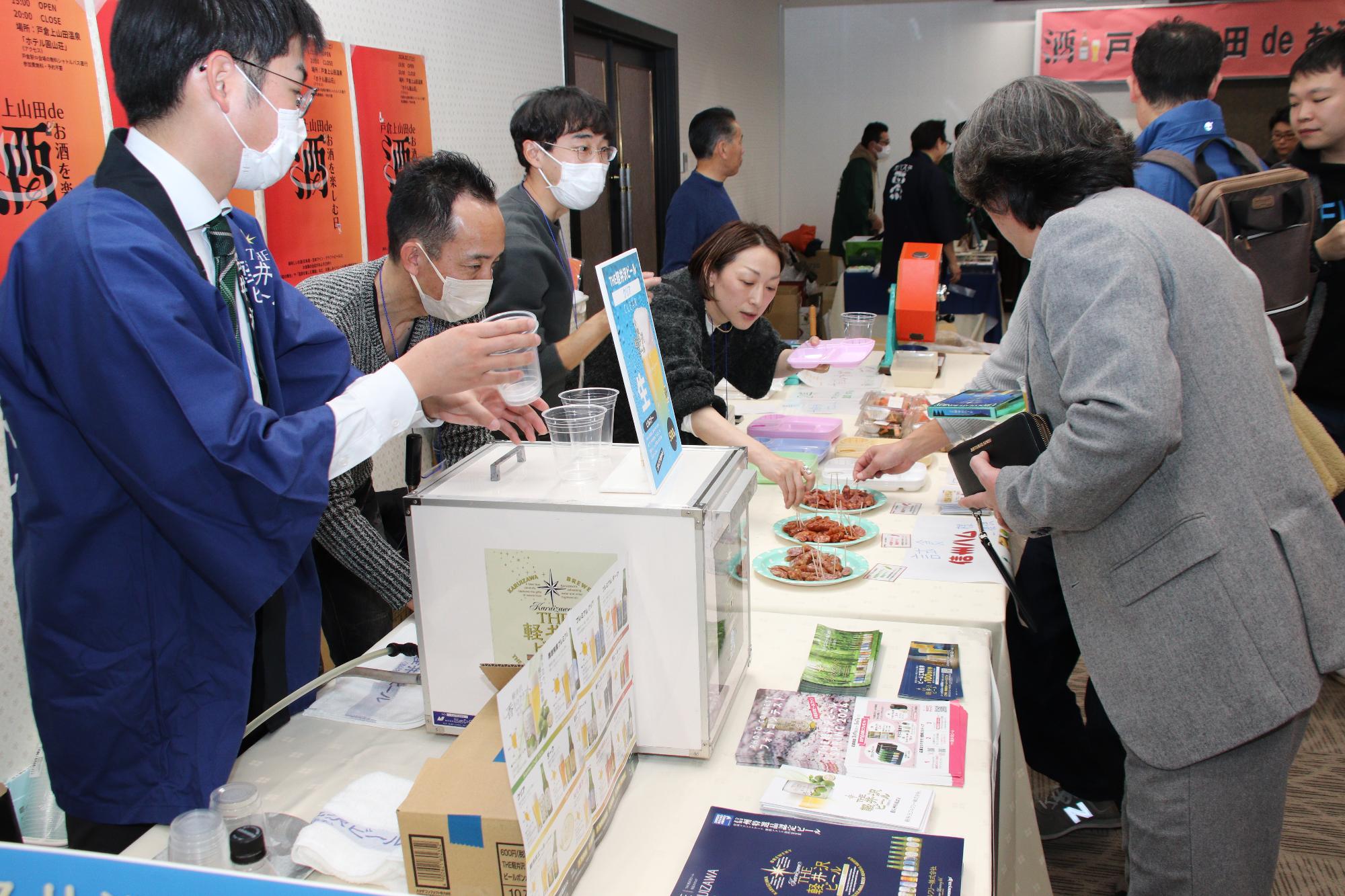 戸倉上山田温泉deお酒を楽しむ日でブースで試食を楽しむ人の様子