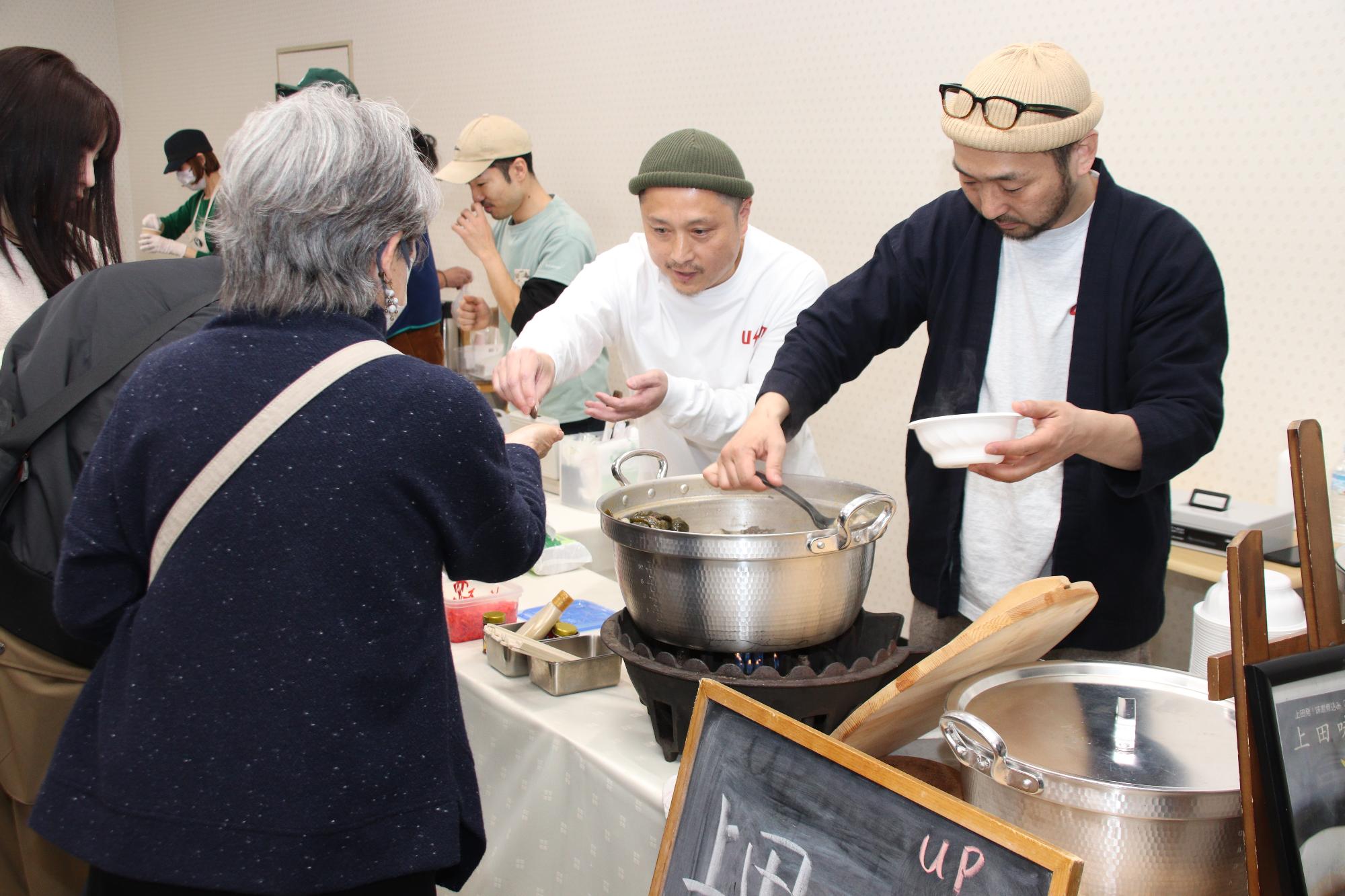 戸倉上山田温泉deお酒を楽しむ日でおでんを購入する人