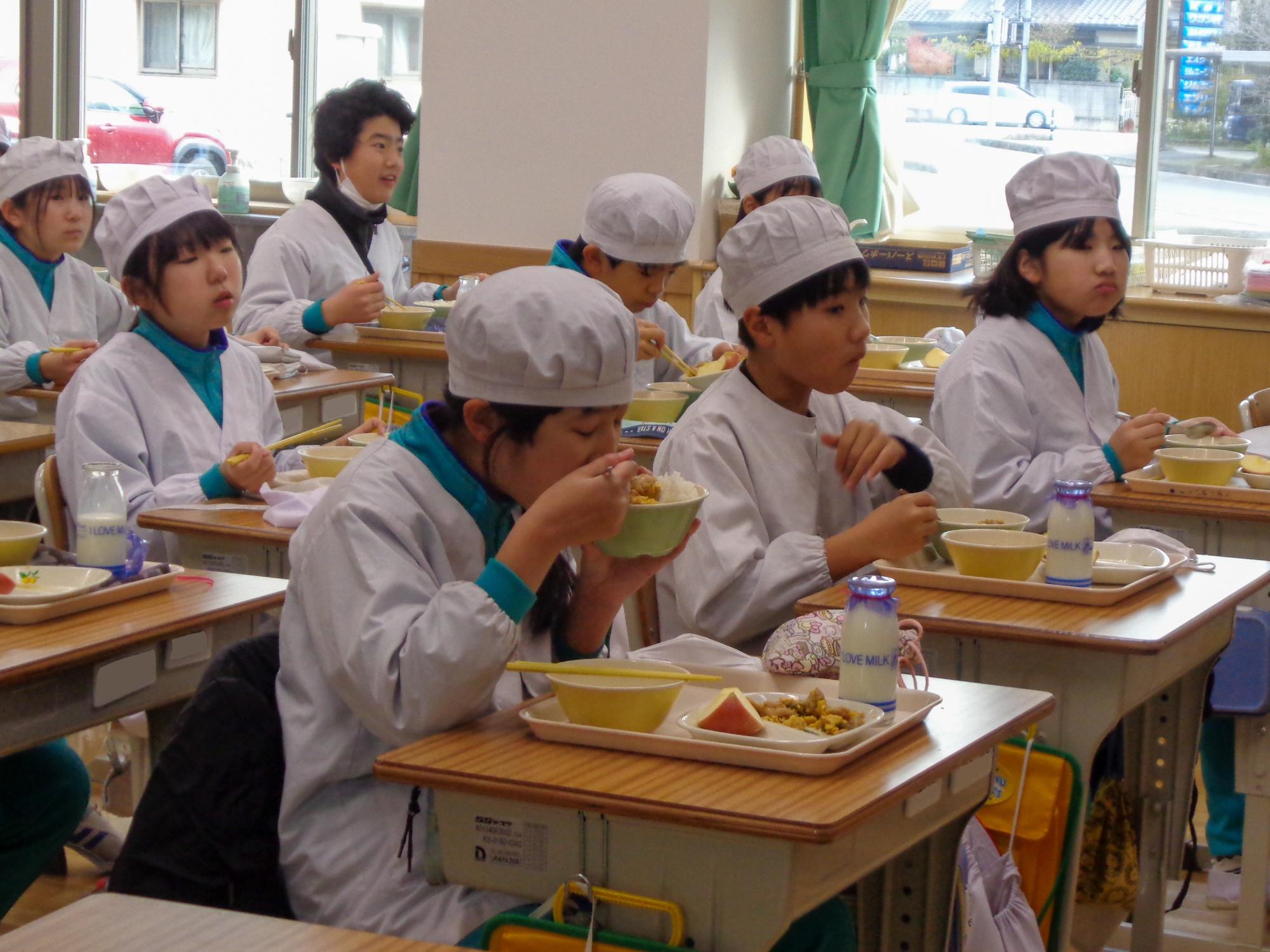 オーガニック給食を美味しそうに食べる五加小学校児童の写真