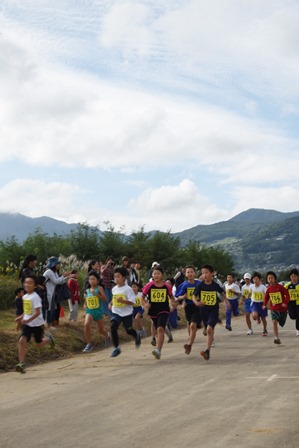 マラソンを走る小学生の数十名の写真
