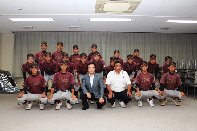 屋内で市長と一緒に座って野球チーム19名が移っている集合写真