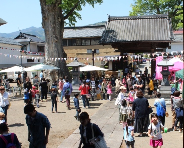 寺で開かれた出店のある縁日の写真