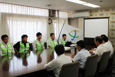 災害派遣職員が市長や職員に状況を報告している会議の写真