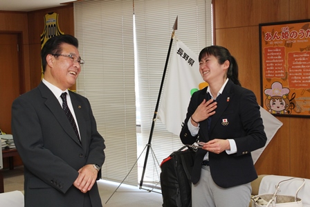 笑顔で会話している市長と女性の写真