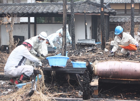 火災で全焼した松田館から文書や陶器を救出している様子の写真