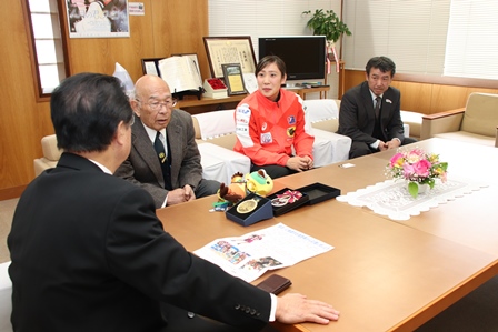 ハンドボール選手の女性と他男性2名と市長が一緒にソファーに座って懇談している写真