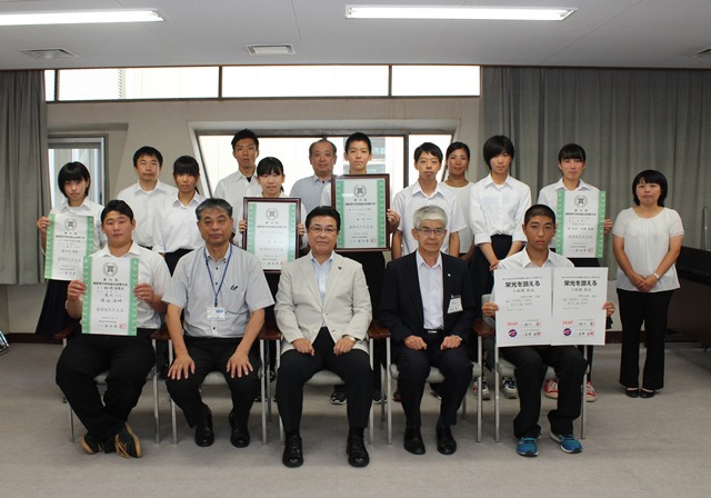 県大会で功績を収めた中学生選手達と先生方の集合記念写真