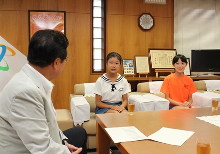 市長、小河さん、若林さんが椅子に座ってお話している写真