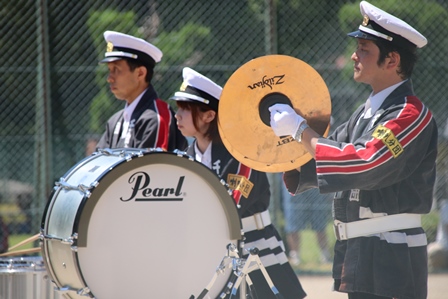 ラッパ分団のシンバルとドラムを持った消防団の写真