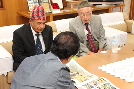 市長達と国連職員のナラエンさんがソファーに座って歓談している様子の写真