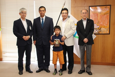 市長と男性3名と小学生の男の子が並んで写っている写真