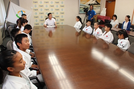 道着を着て市長にあいさつに来た小学生たちが机を挟んで座っている写真
