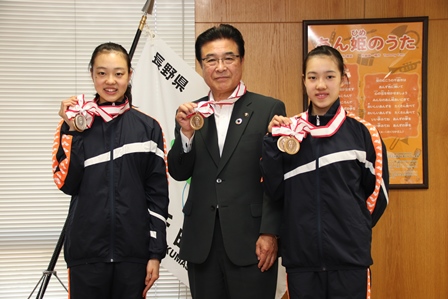 メダルを手にカメラに向かって記念撮影をする市長と和田姉妹の写真