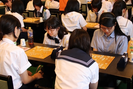 女子生徒たちが二組になって将棋をしている写真