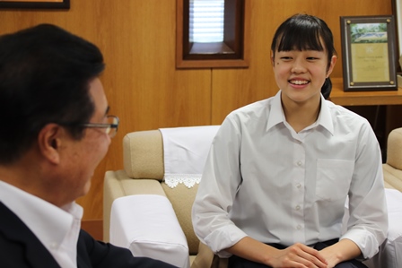 市長と笑顔で話している中学生の女の子の写真