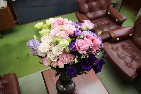 花瓶に生けられた白緑桃紫のトルコギキョウの花束の写真