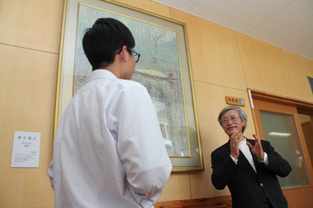 作品が展示されている廊下で倉島さんが生徒にお話している写真