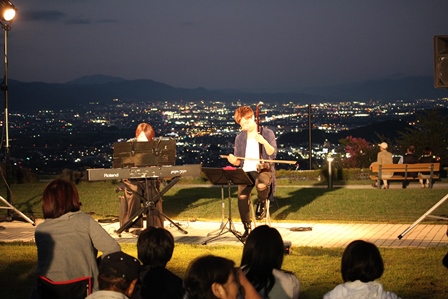 夜景の綺麗な会場で二胡コンサートが行われている写真
