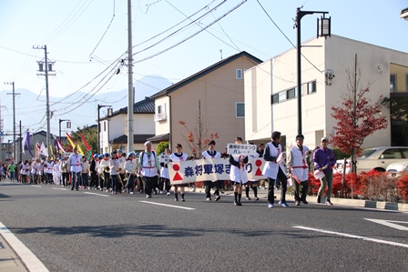 森将軍塚まつりで白い装束を着た人たちのパレードの写真