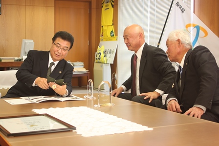 椅子に腰掛け岡田市長と対談する中曽根健さんと佐藤基さんの写真