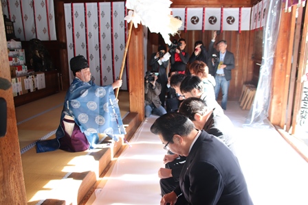 市長と映画の撮影スタッフら7人が神社で祈願を受けている写真