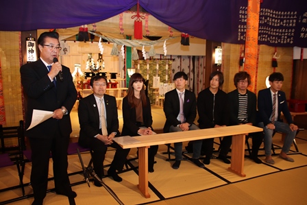 男性5名と女性1名が椅子に座りその横で市長が立って話をしている写真
