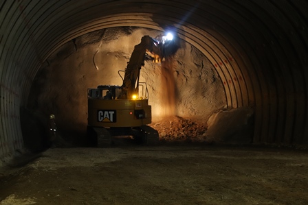 クレーン車で稲荷山のトンネルの貫通作業をしている写真