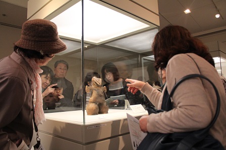 展示されている土偶を取り囲むようにして鑑賞している来場者たちの写真