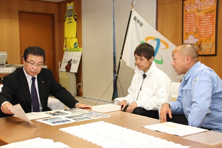 亘敦司さんと男性と岡田市長がソファーに座って懇談している写真