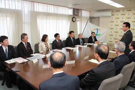 会議の席で市長が立ち上がって話をしている写真