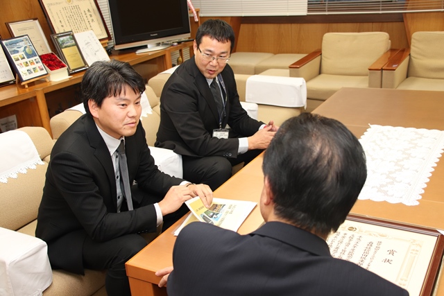 岡田市長と談話する三ツ井雄一さんと斉木規晃さんの写真