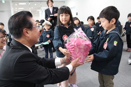 市長に花束を手渡すふたりの園児の写真