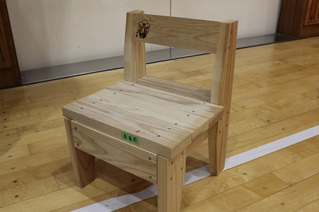 完成品の小さな木製の椅子の写真
