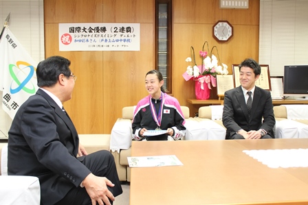 メダルを首から下げて、市長と笑顔でお話している和田さんの写真