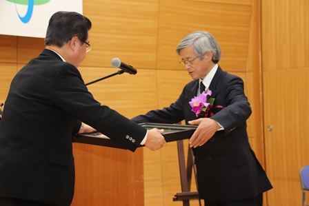 市長から名誉市民の称号を受け取っている日本画家の男性の写真