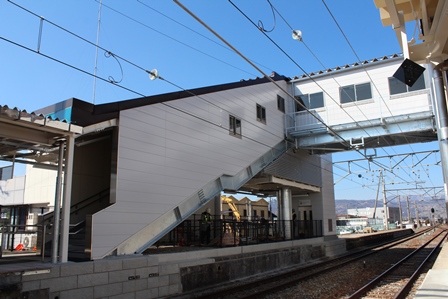 青空を背景に改築された駅のホームを撮影した写真