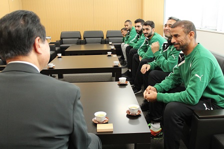 市長と座ってお話しているサウジアラビア卓球ナショナルチームのみなさんの写真