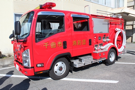 建物の脇に停車している消防車を横から撮影した写真