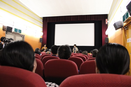 小さな映画館での舞台挨拶を観客席から映した写真