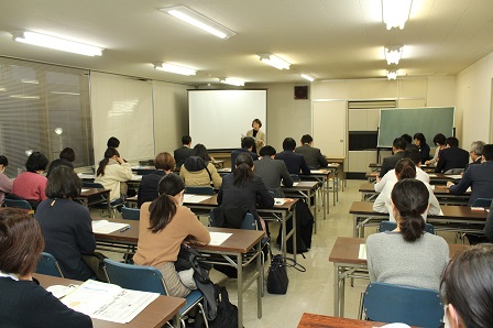 黒板やスクリーンのある教室内で講座が行われている様子の写真