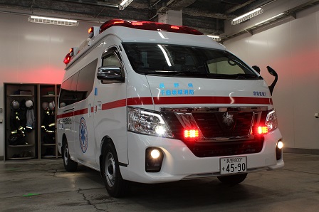 赤と白の救急車を正面から撮影した写真