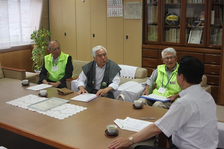 ソファに座り岡田市長と話をしている楽知会のメンバー3人の写真